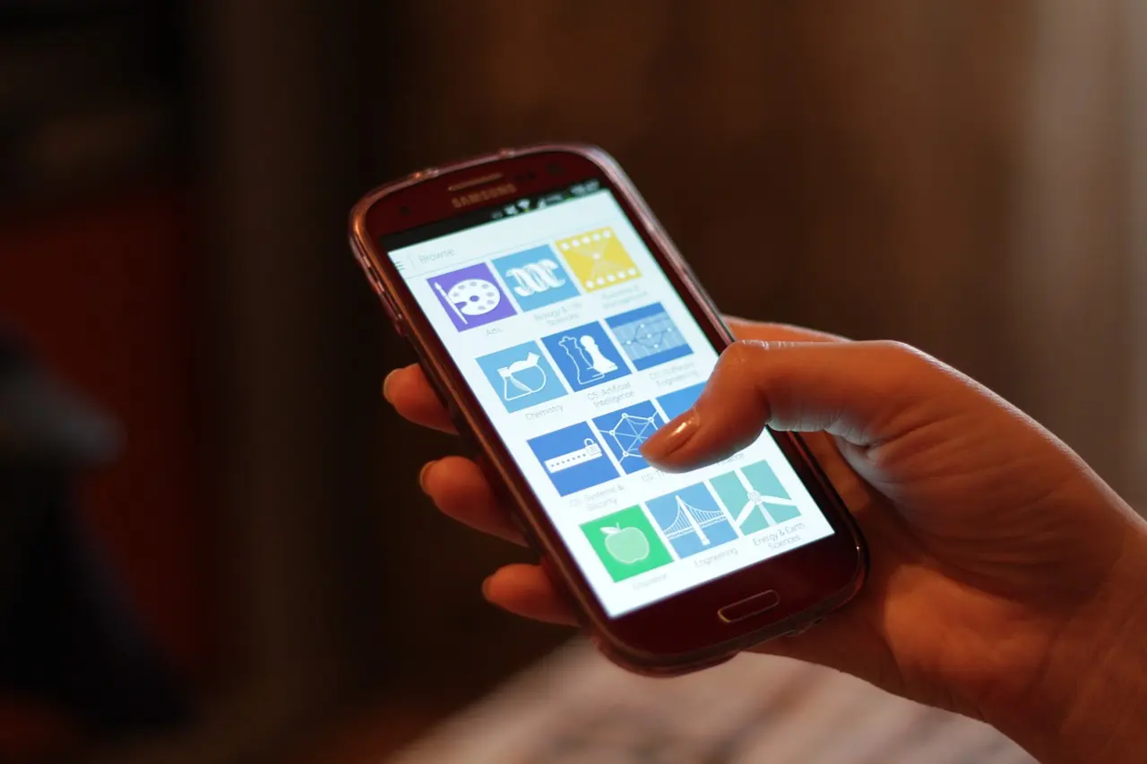 Main tenant un smartphone pour consulter une application