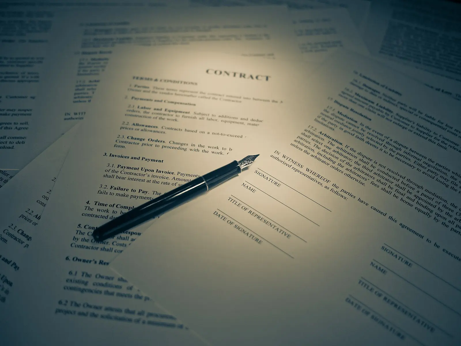 Contrat posé sur un bureau avec un stylo-plume